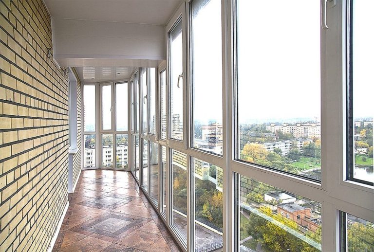 французское панорамное остекление балкона